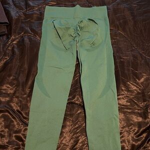 Dark green butt scrunch leggings